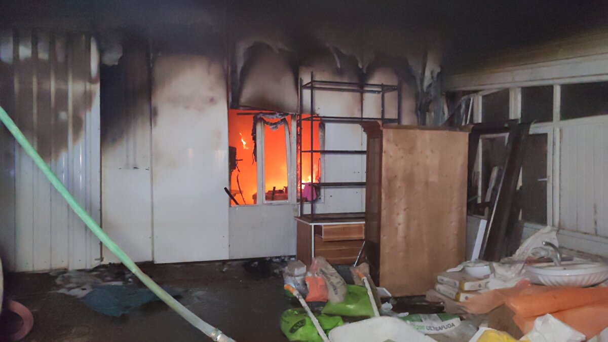 Ekipler, alevleri imalathanenin yanında bulunan samanlığa sıçramadan kontrol altın almak için yoğun çaba sarf etti.