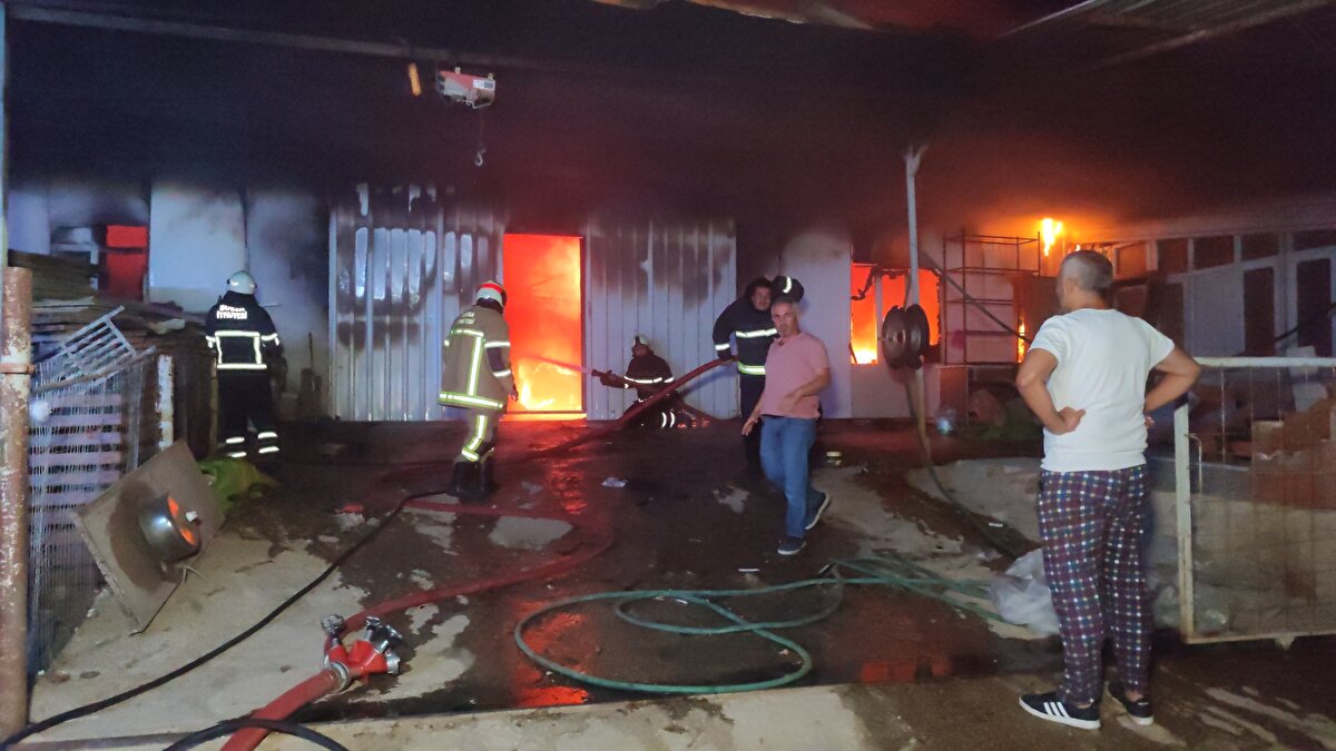 Yangın, saat 00.45 sıralarında Arapzade Mahallesi'nde bulunan mobilya imalathanesinde meydana geldi.