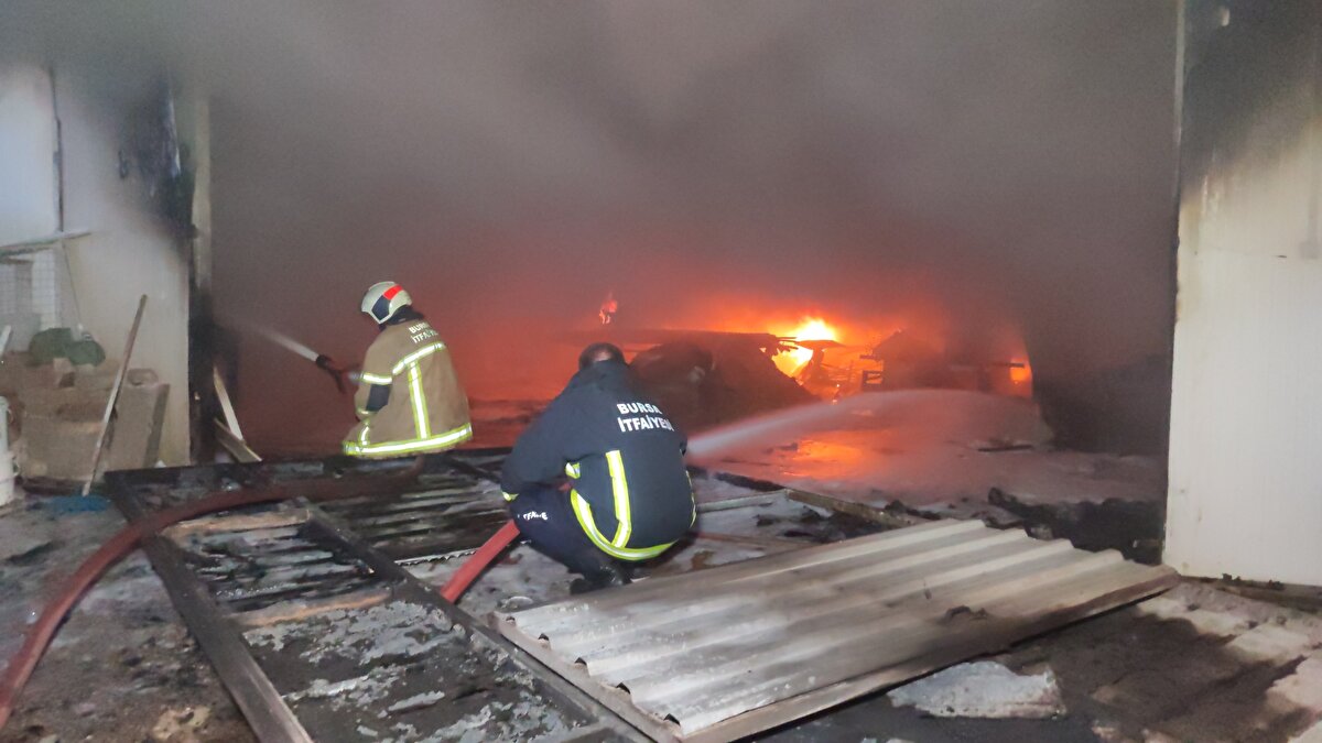 İmalathanenin depo kısmında bilinmeyen bir nedenle çıkan yangın, ahşabın tutuşmasıyla kısa sürede büyüdü.