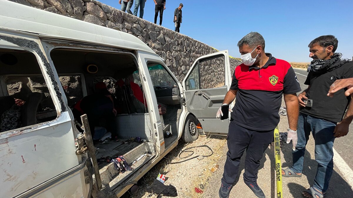 Kazada hayatını kaybedenlerin cenazesi Şanlıurfa Adli Tıp Kurumu morguna kaldırılırken, yaralılar sağlık ekiplerince kentteki çeşitli hastanelere sevk edildi.