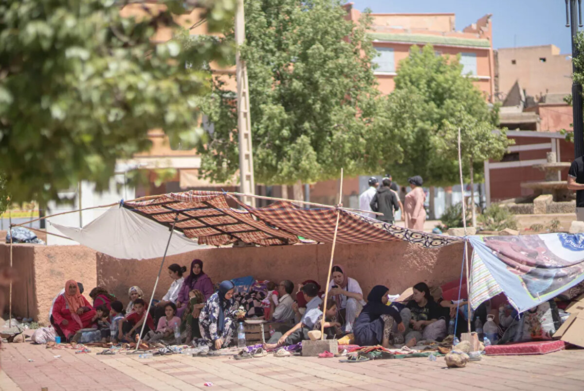 Kurtarma ekipleri, 300.000 kişinin de etkilendiği depremden üç gün sonra enkazdan hayatta kalanları kurtarmak için mücadele ediyor.
