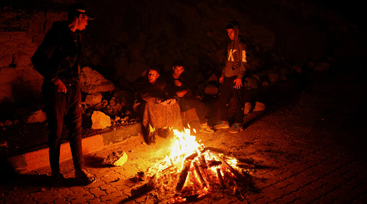 Depremde evleri zarar gören birçok vatandaş da sokaklara sığındı.