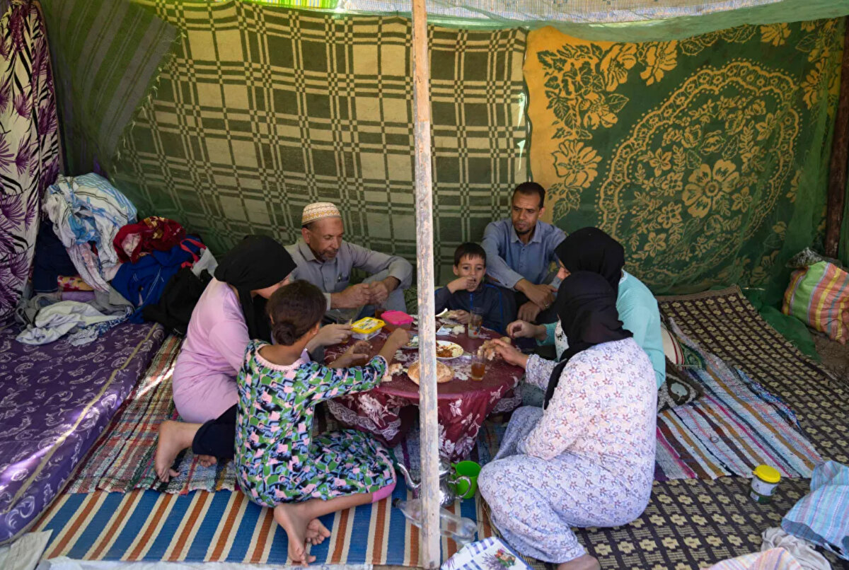 Depremde evsiz kalanlar veya daha fazla artçı sarsıntıdan korkan Faslılar, Marakeş'in sokaklarında veya çok zarar gören kasabalarındaki derme çatma gölgeliklerin altında uyudu.