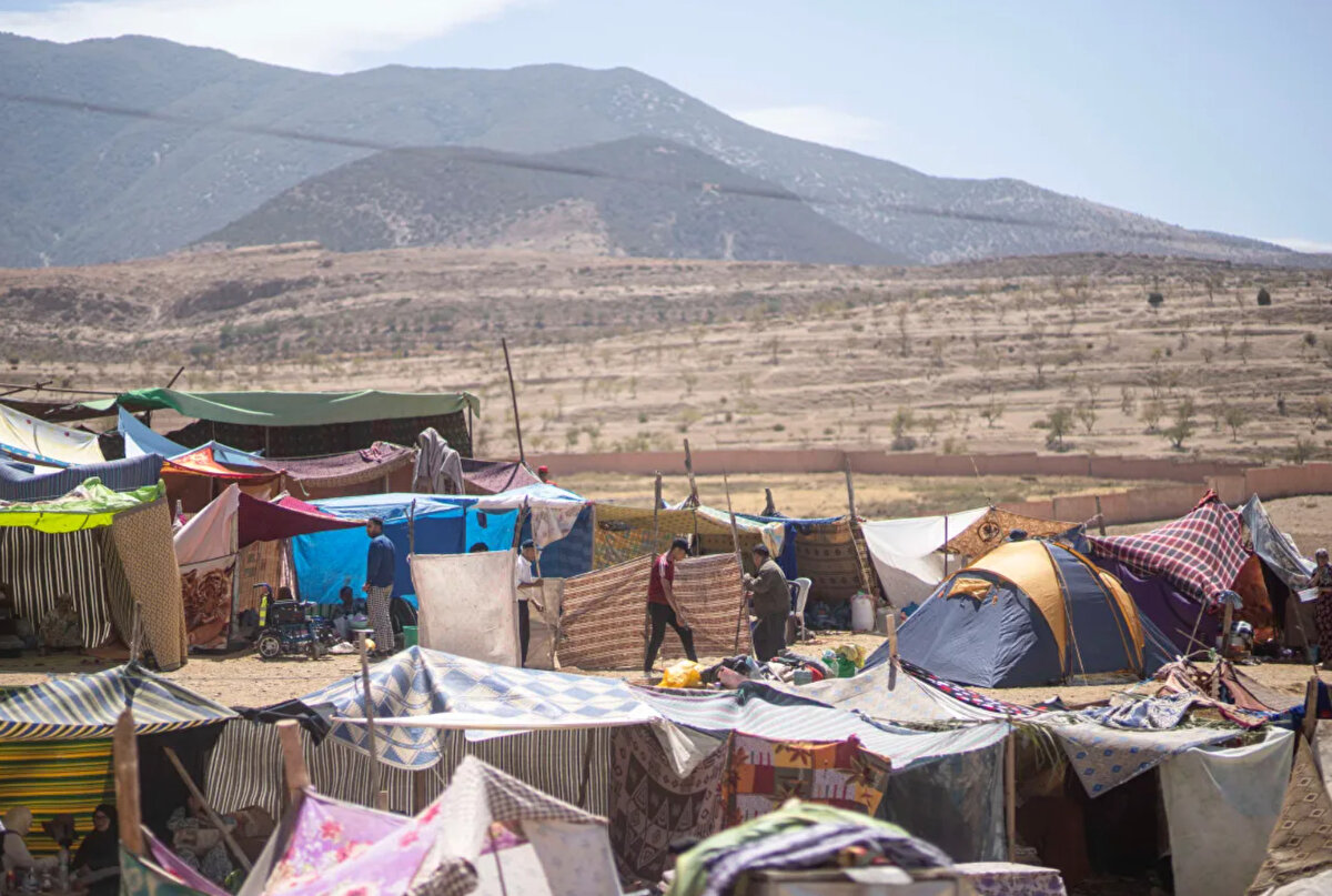 Depremden sağ kurtulanlar yiyecek, su ve barınak bulmakta zorlanıyor.