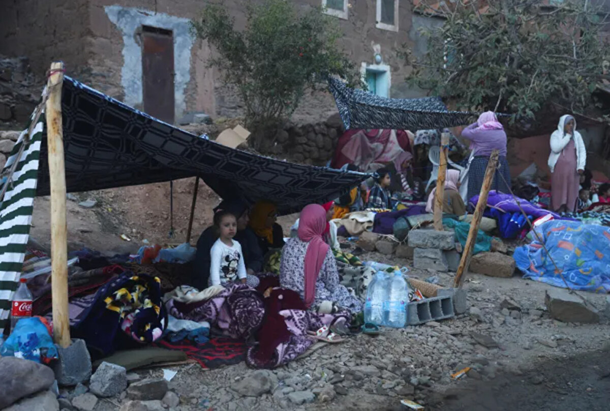 İnsanlar, yol kenarında kamp kuruyor.