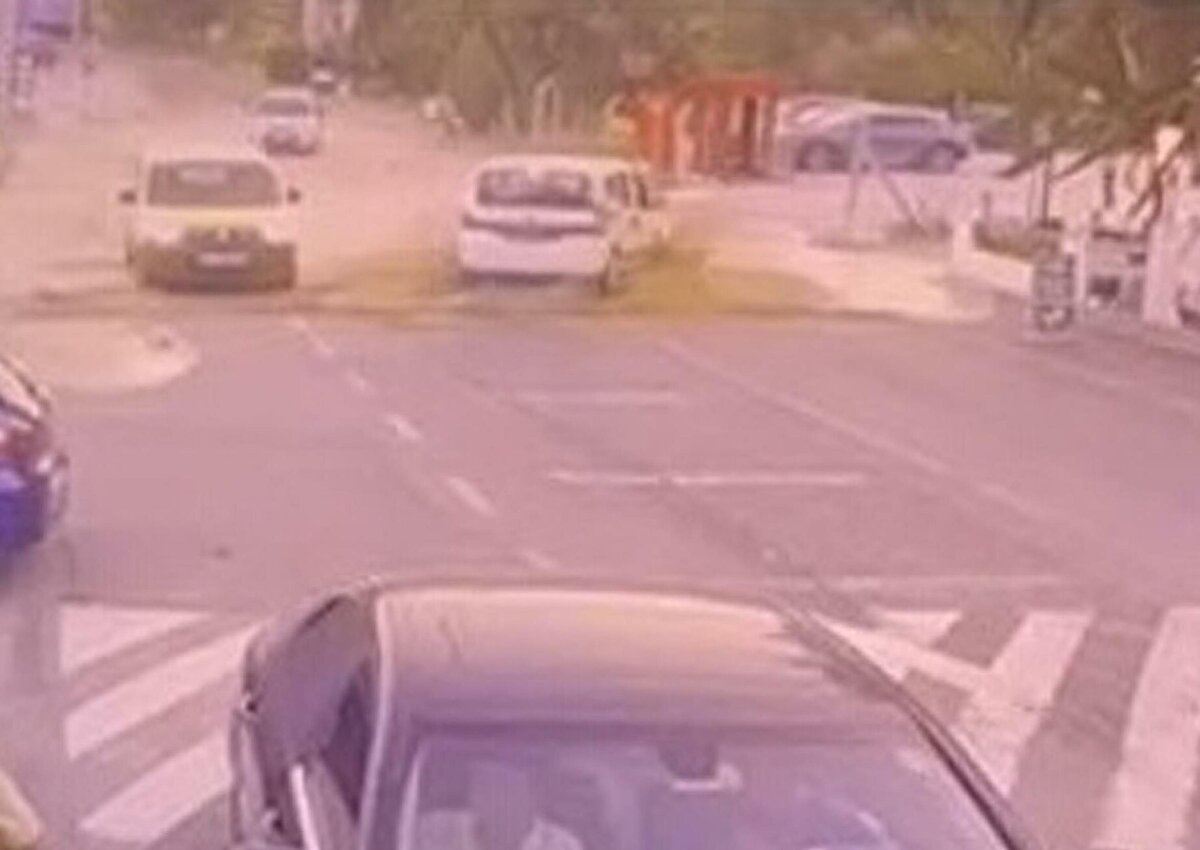 Trafiğin kontrollü olarak sağlandığı bölgede ekipler güvenlik önlemi aldı. Ayrıca patlama anı bir iş yerinin güvenlik kamerası tarafından kaydedildi.