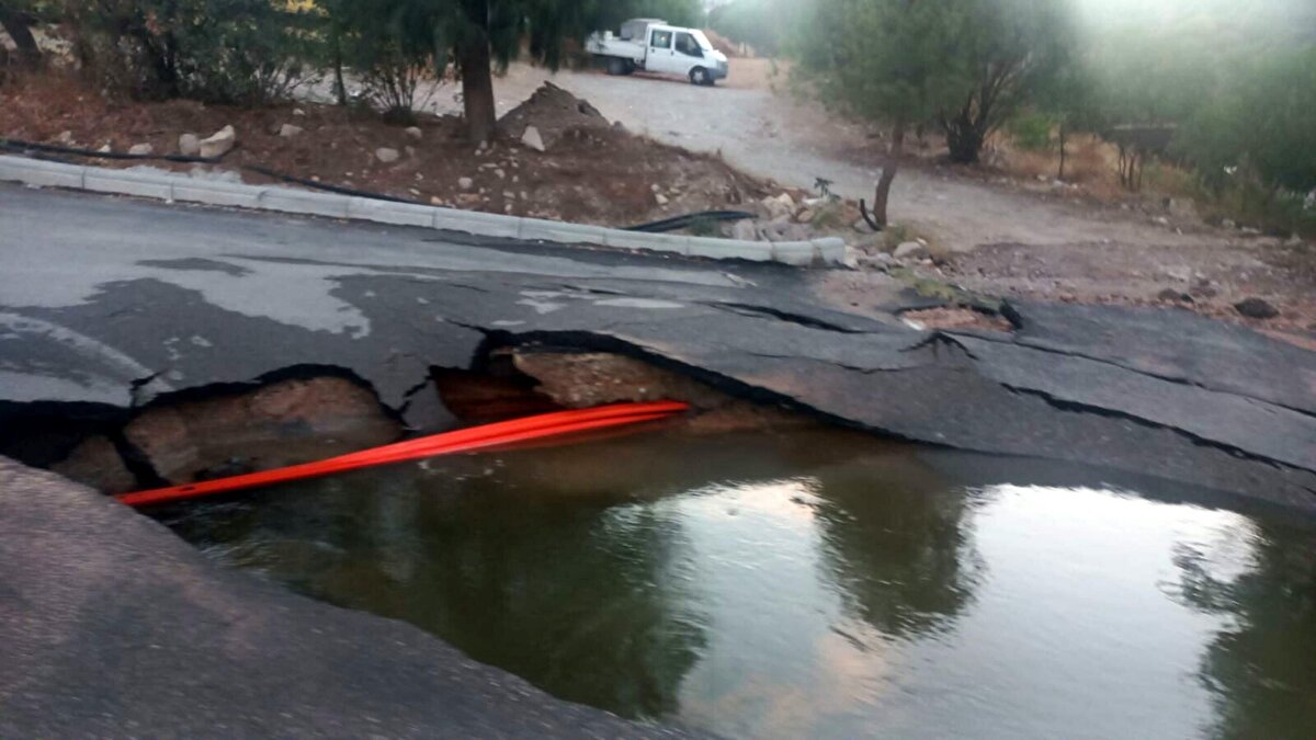İsale hattında aynı noktada daha önce 15'in üzerinde patlama yaşandığı belirtilirken, patlak nedeniyle bazı mahallerde su kesintisi olduğu bildirildi.