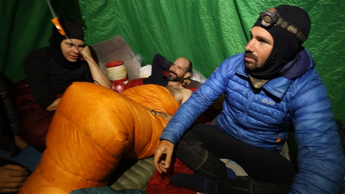 Hazırlıklarını tamamlayan kurtarma ekibinde yer alan Bulgarlar, Dickey ile ilk teması sağladı. Kan verilip serum bağlanan Dickey, doktorların da onayı 9 Eylül'de çıkışa geçti. 7 ayrı bölüme ayrılan mağarada sedye ile taşınan Dickey, bugün son 400 metreye ulaştırıldı. Bir bölümü yürüyerek geçen Dickey'in en geç yarın akşam saatlerinde mağaradan çıkarılması bekleniyor.<br>