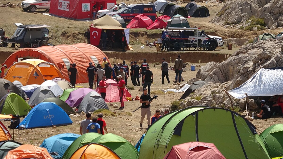 Mersin'in Anamur ilçesindeki Morca Mağarası'nda mide kanaması geçiren ve doktorların onay vermesiyle tahliyesine başlanan ABD'li dağcı Mark Dickey'in son durumuna ilişkin bilgilendirme toplantısı yapıldı. Avrupa Mağara Kurtarma Derneği (ECRA) Teknik Komisyon Başkanı Giuseppe Conti'nin de bulunduğu toplantıda konuşan AFAD Mersin İl Müdürü Cenk Yıldız, dünyada bir ilk olan Morca Mağarası'ndaki kurtarma operasyonunun tüm hızıyla sürdüğünü belirtti.<br>