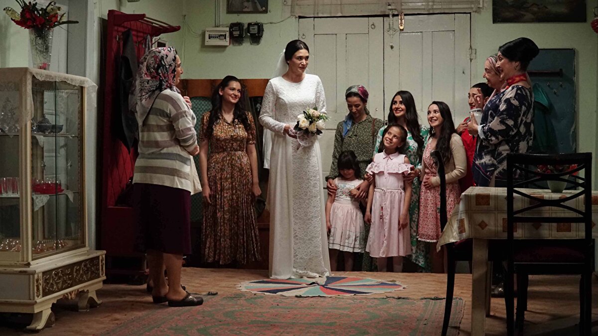 Mustafa Üstündağ ile 2010 yılında evlenen Ecem Özkaya, 2020 yılında boşanmıştır. Bu evliliğinden Ahmet Kaan Üstündağ adında bir oğlu vardır.<br><br>Baba tarafı Kırgız olan ünlü oyuncunun anne tarafı ise Çerkes'tir.