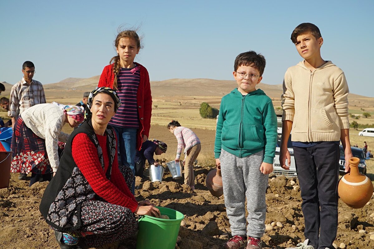 2007'den beri etkin bir biçimde oyunculuk kariyerini sürdüren Ecem Özkaya, ilk olarak Kartallar Yüksek Uçar adlı yapımda rol almıştır.<br><br>