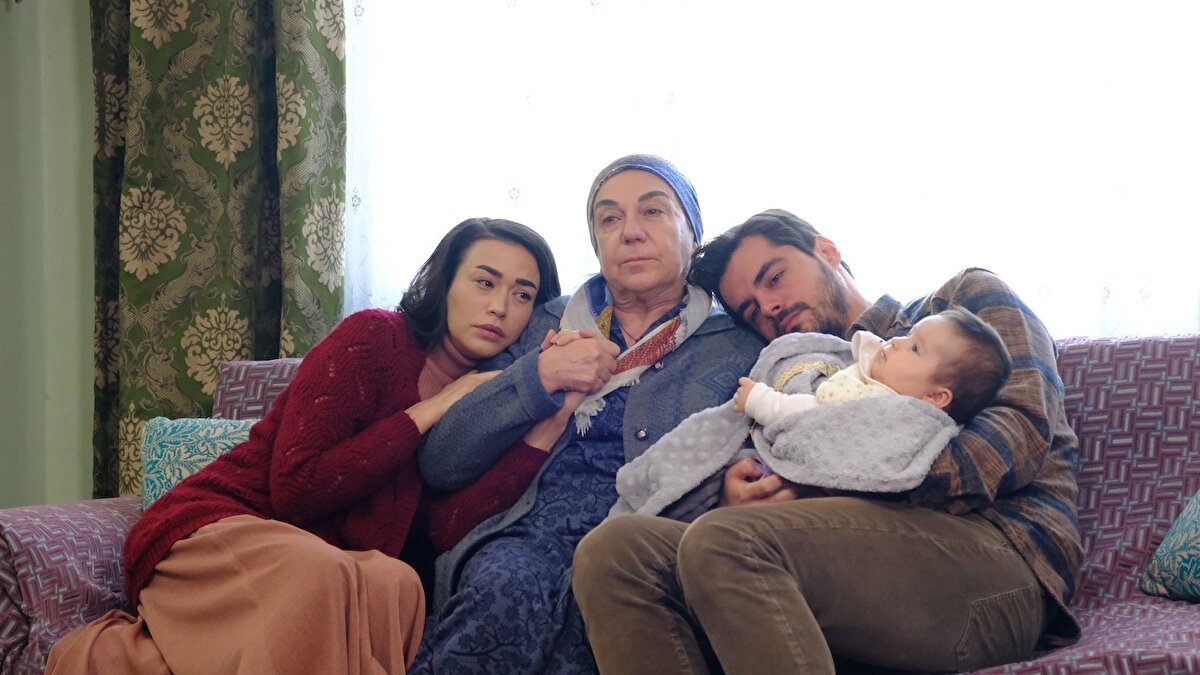 Ecem Özkaya'nın Rol Aldığı Yapımlar<br><br>Kartallar Yüksek Uçar<br><br>Havalimanı/İyi Uçuşlar<br><br>Sizi Seviyorum<br><br>Elveda Rumeli<br><br>Cümbür Cemaat Aile<br><br>İffet<br><br>Zengin Kız Fakir Oğlan<br><br>Hayat Şarkısı<br><br>Can Kırıkları<br><br>Kim Daha Mutlu<br><br>Gönül Dağı<br>