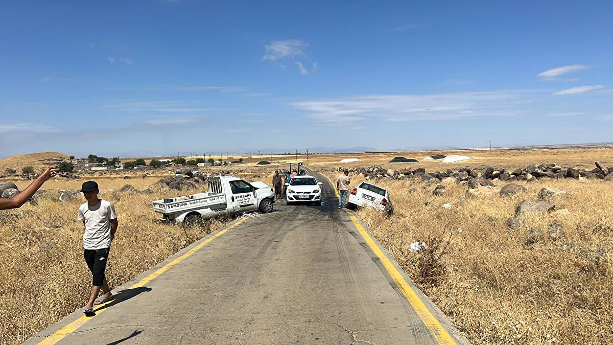 Yaralılar, ihbar üzerine kaza yerine sevk edilen ambulanslarla Siverek Devlet Hastanesine kaldırdı.
