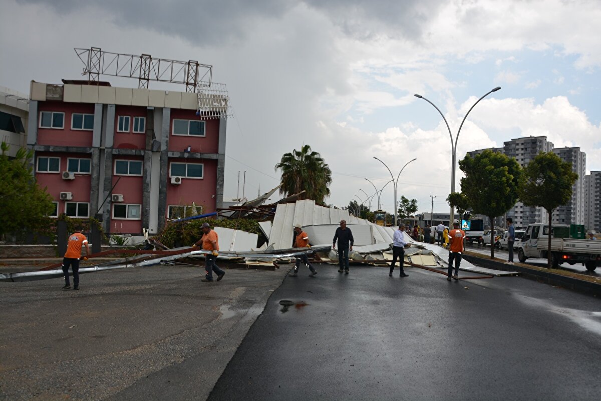 İş makineleriyle çatının parçaları temizlenerek yol kontrollü olarak trafiğe açıldı.<br>