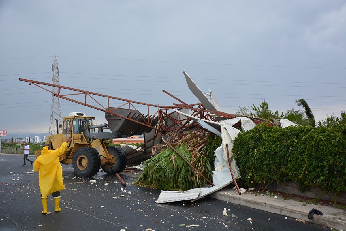 Yol trafiği kapanırken, bölgeye Mersin Büyükşehir ve Tarsus Belediyesi ekipleri sevk edildi.