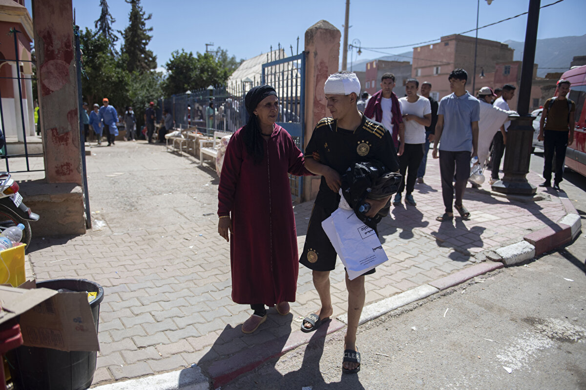 Fas, depremin ardından İspanya, İngiltere, Katar ve Birleşik Arap Emirlikleri'nden (BAE) gelen yardım teklifini kabul ettiğini duyurdu. Söz konusu arama kurtarma ekiplerinin Faslı ekiplerle koordineli şekilde çalışmak üzere pazar günü ülkeye giriş yaptıkları ifade edilen açıklamada, alanda çıkabilecek muhtemel ihtiyaçlara göre diğer dost ülkelerden gelen destek tekliflerinin kabul edilebileceği bilgisi paylaşıldı. Açıklamada, ayrıca çeşitli ülkelerden gelen dayanışma teklifleri ve girişimlerden memnuniyet duyulduğu bildirildi.br>br>