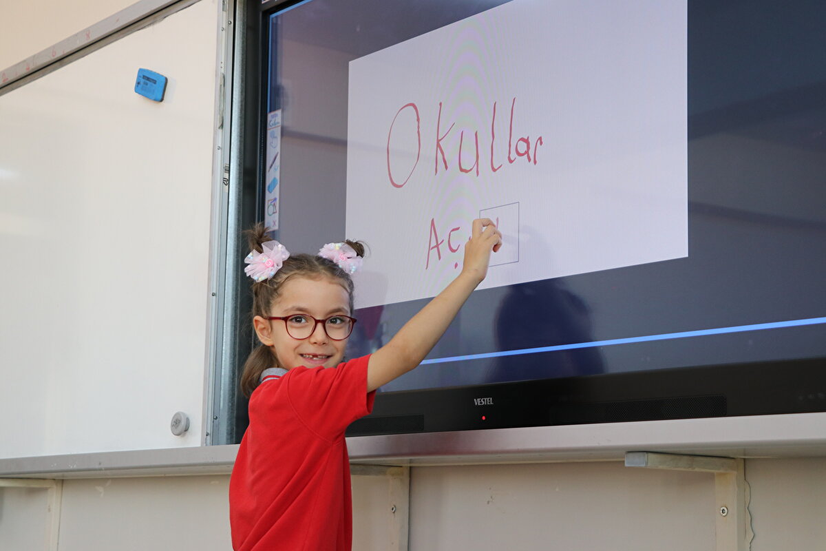 Yarıyıl tatili, 22 Ocak 2024 Pazartesi başlayıp 2 Şubat 2024 Cuma tamamlanacak.<br><br>İkinci dönem, 5 Şubat 2024 Pazartesi başlayacak ve 14 Haziran 2024 Cuma sona erecek. İkinci dönem ara tatili ise 8 Nisan 2024 Pazartesi ile 12 Nisan 2024 Cuma arasında yapılacak.<br><br>2024-2025 eğitim öğretim yılı ise 9 Eylül 2024'te başlayacak.<br><br>