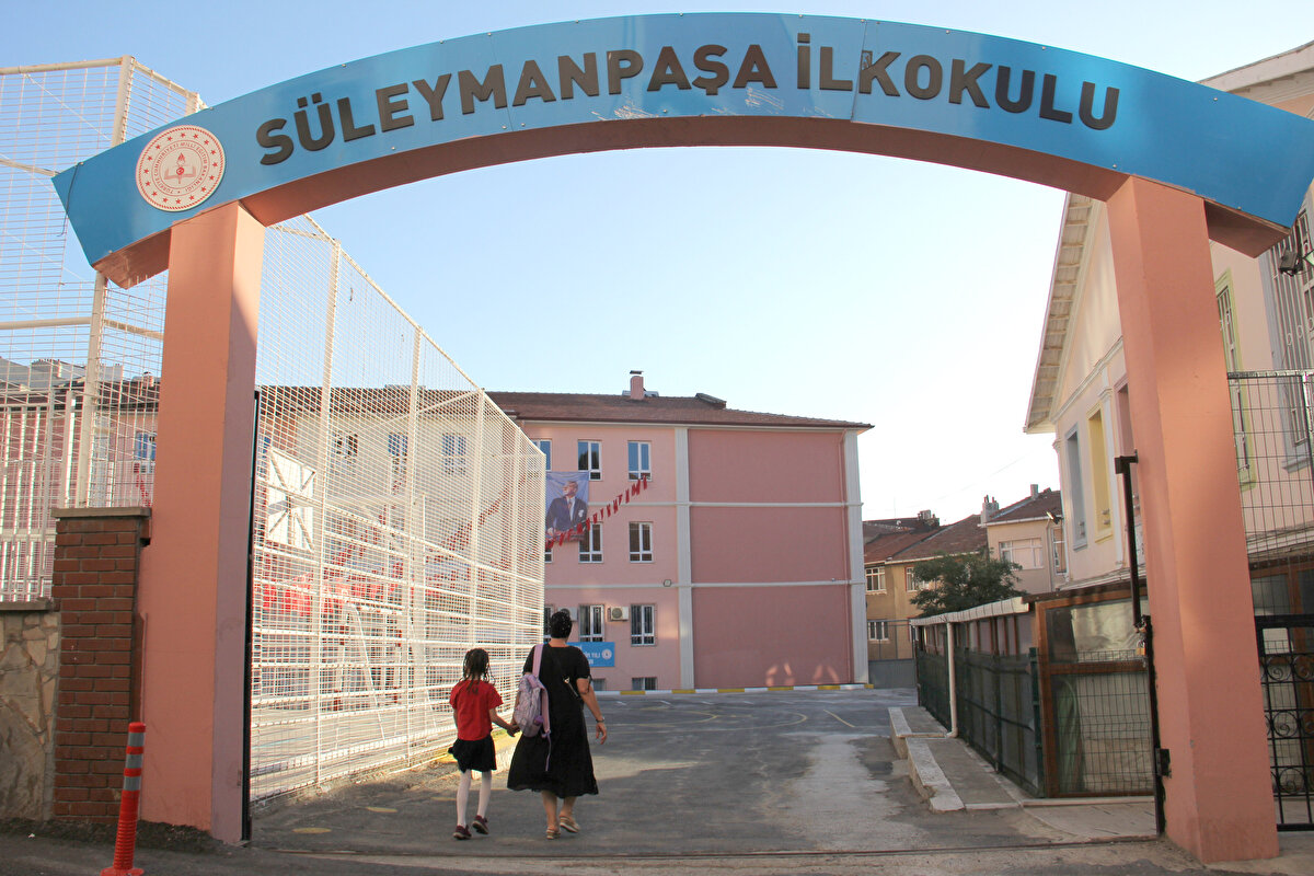 Okul öncesi, ilkokul 1. ve lise 9. sınıflar, geçen hafta uyum eğitimi almıştı. Ortaokul 5. sınıfa bu yıl başlayacak öğrenciler ve ailelerin katılacağı rehberlik uygulamaları 15 Eylül'e kadar sürecek.
