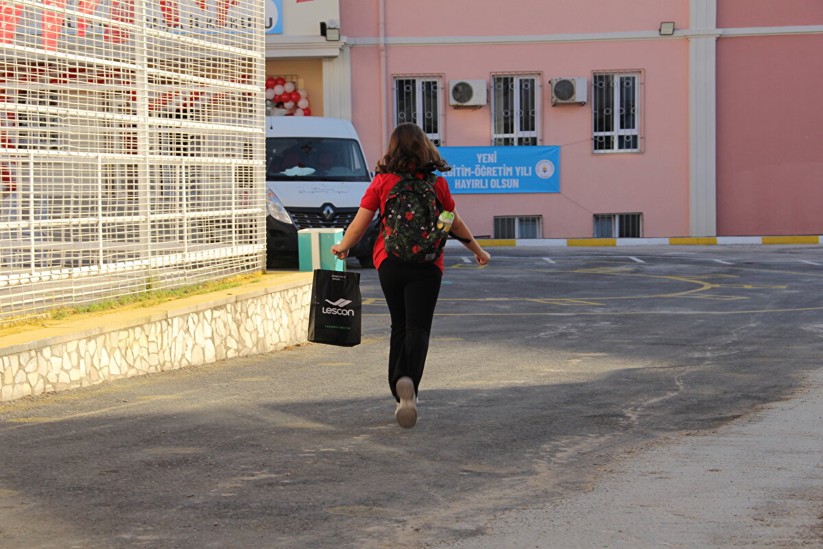 Yeni eğitim-öğretim yılı, 74 bin okulda ve 744 bin derslikte başladı.