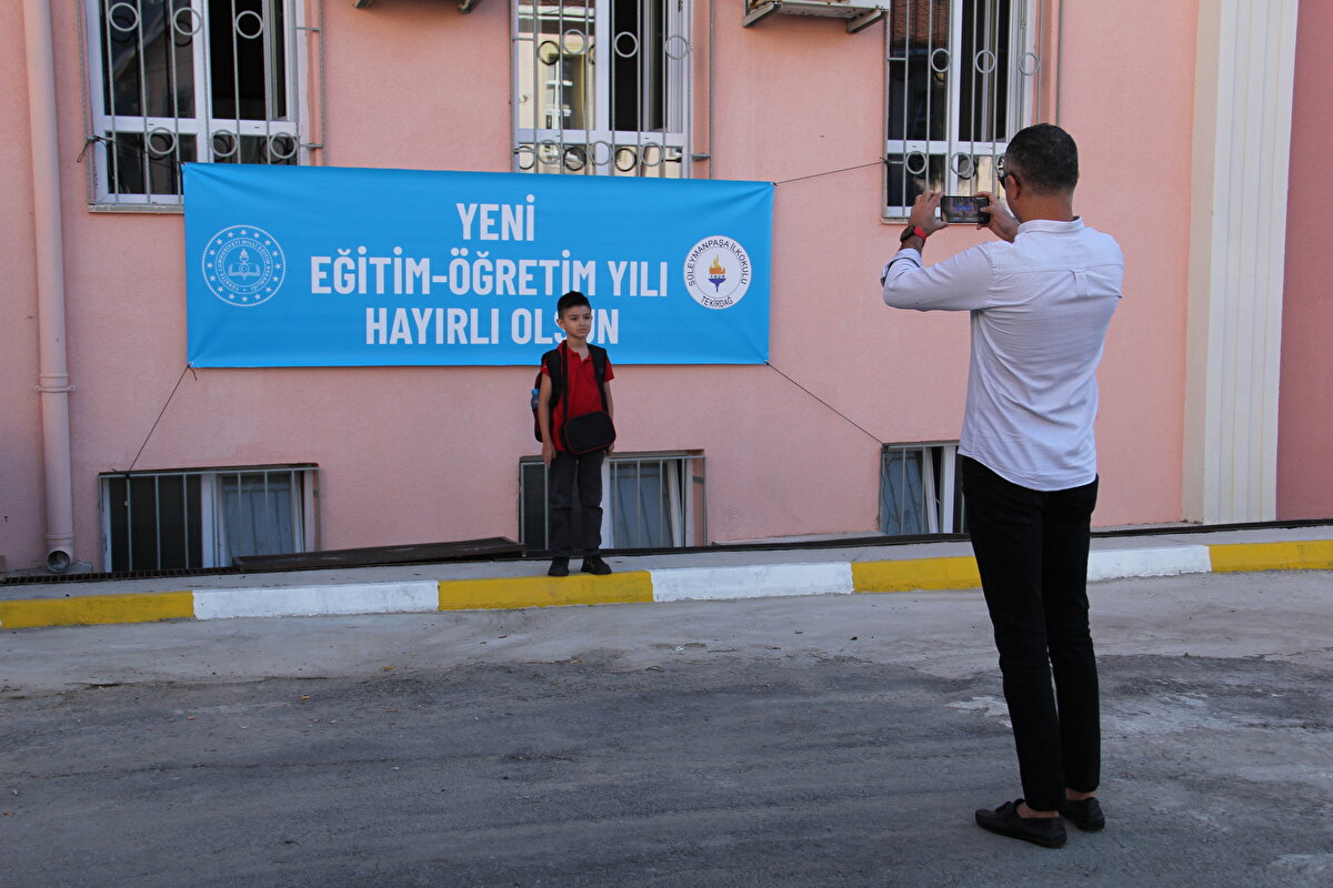 Okullarda sınav haftası uygulaması başlıyor<br><br>Bakanlık tarafından dün, okullarda yapılan sınavlara ilişkin ilk kez çatı bir yönetmelik yayımlandı. MEB Ölçme ve Değerlendirme Yönetmeliği ile okullarda birden fazla öğretmen tarafından okutulan derslerin tüm sınavlarının ortak yazılı olarak yapılması hükmü yer aldı.<br><br>Okullarda öğretmenler tarafından yapılacak yazılı sınavlarda açık uçlu ve kısa cevaplı soruların kullanılması, ortak yazılı sınavların yapılması, sınav haftası uygulamasına geçilmesi, Türkçe, Türk dili ve edebiyatı ile yabancı dil derslerinin sınavlarının 4 dil becerisini ölçecek şekilde yapılması gibi pek çok yenilik yeni dönemle birlikte hayata geçirilecek.<br><br>