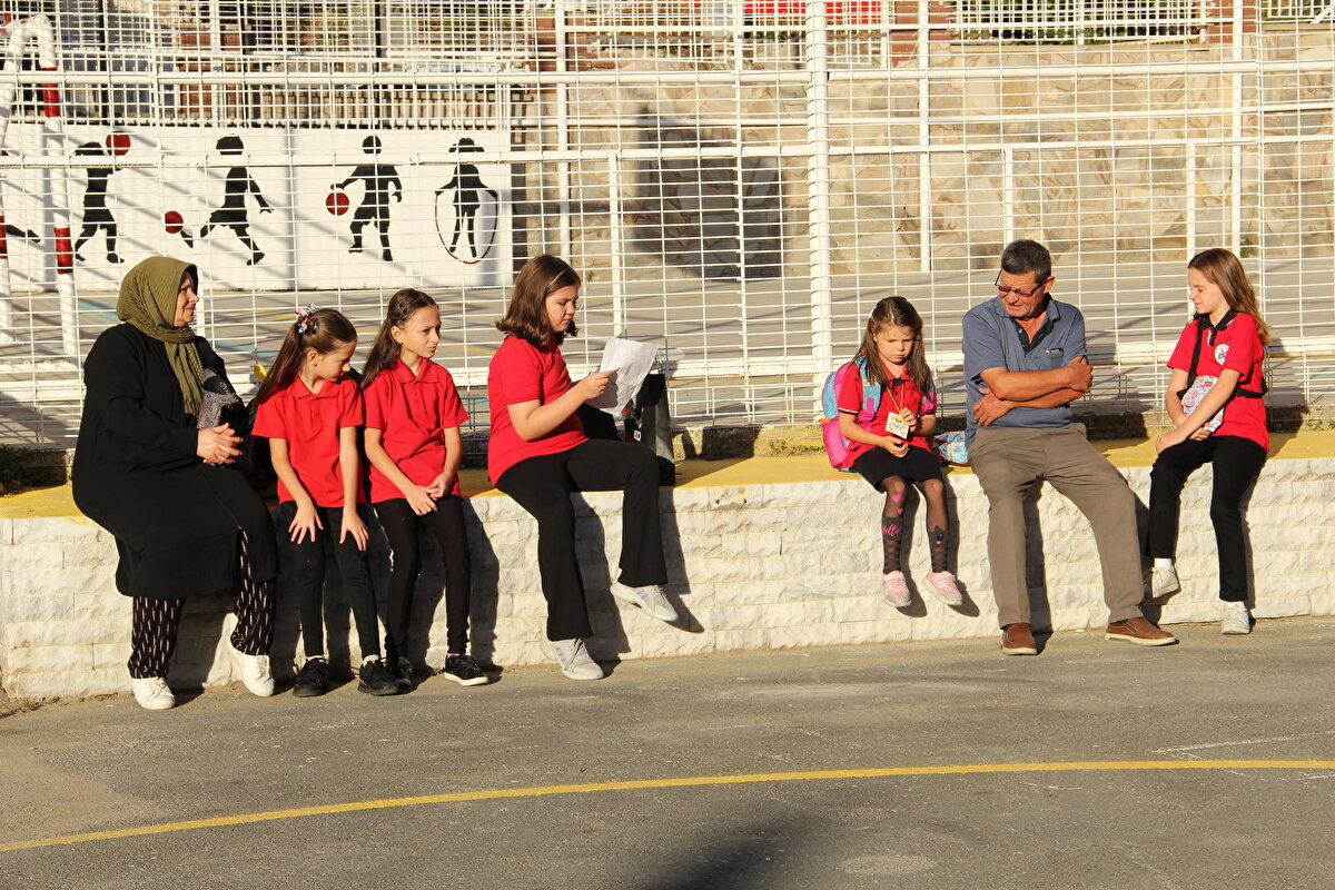 Milli Eğitim Bakanlığı, tüm kademelerde 20 milyon 481 bin öğrenci ve 1 milyon 178 bin öğretmenin ders başı yaptığı 2023-2024 eğitim öğretim yılı hazırlıkları kapsamında, ücretsiz ders kitapları ve yardımcı kaynakları öğrencilere ulaştırdı.