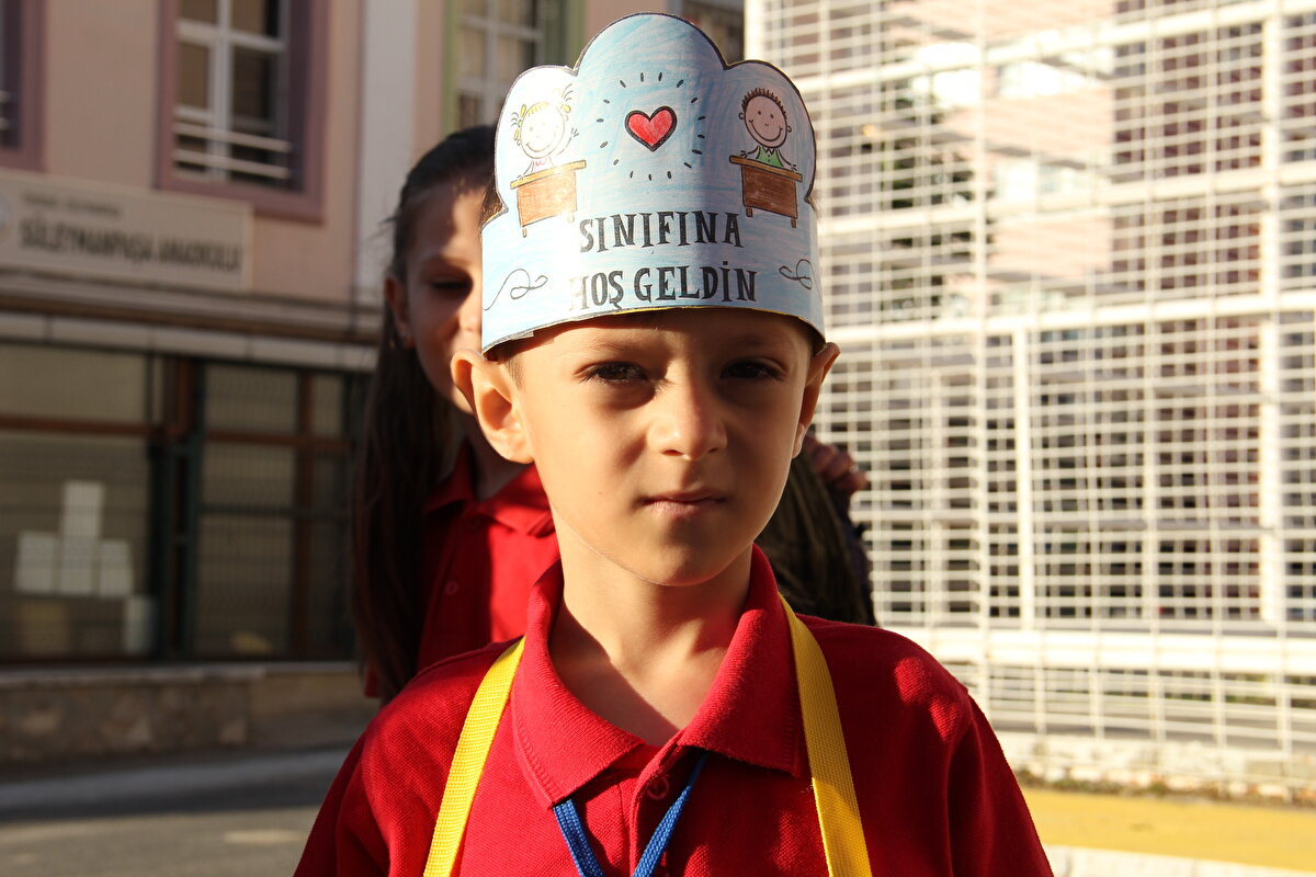 Bu yıl eğitim ailesine katılan 45 bin yeni öğretmenden 21 bin 560'ı Kahramanmaraş merkezli depremlerin yaşandığı bölgede görev yapacak.