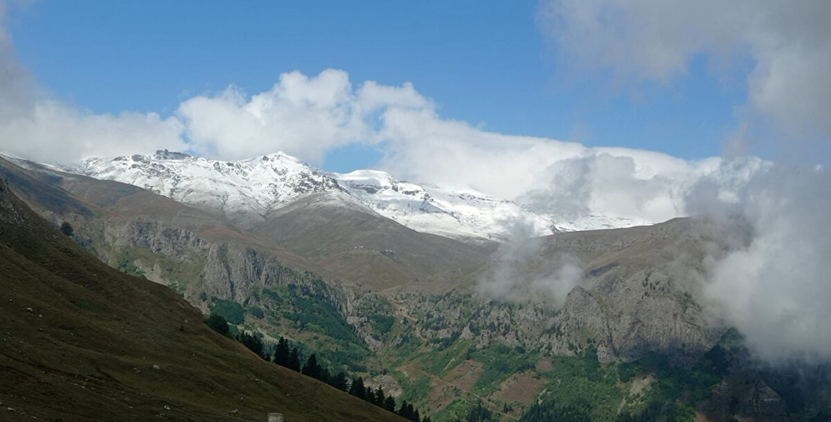 Rize'de Kaçkar Dağı eteklerinde Derebaşı mevkisindeki konaklama tesisinin çevresi, kar yağışının etkisiyle beyaza büründü. 