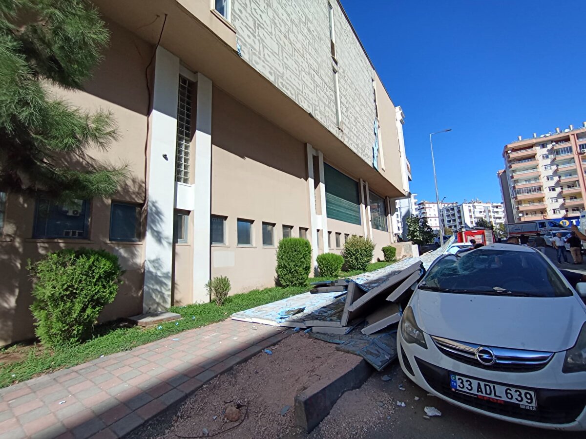 Otomobiller, sahiplerinin bölgeye çağrılmasıyla yapılan hasar tespit çalışmalarının ardından bölgeden kaldırıldı.