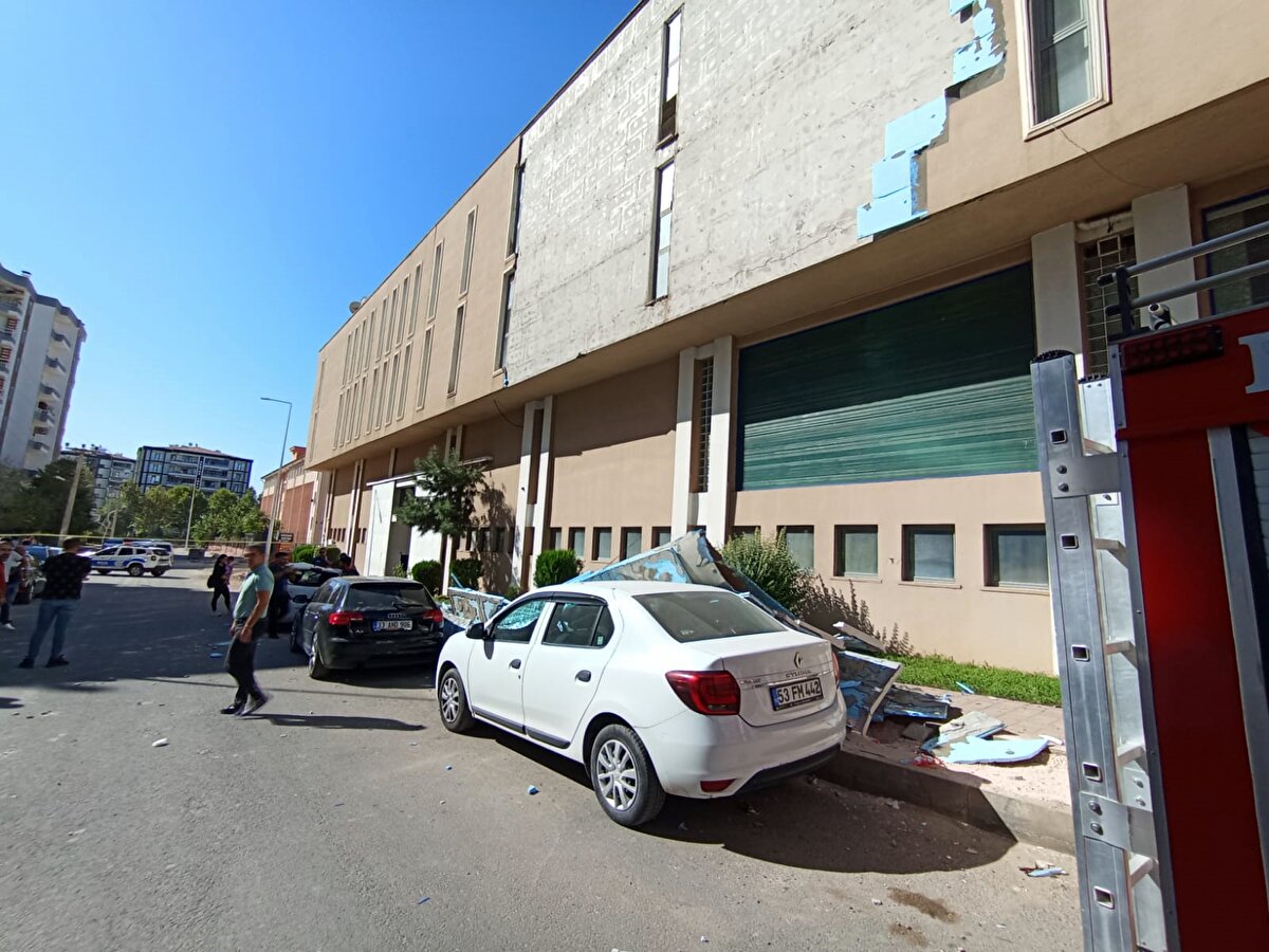 Bir iş yerinin dış yalıtım kaplaması, park halindeki 3 otomobilin üzerine düştü. Olayda ölen ya da yaralanan olmazken, otomobillerde hasar oluştu.