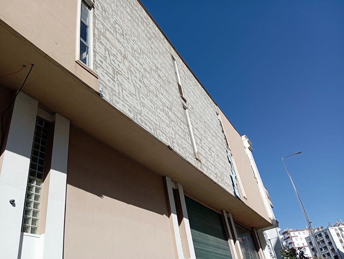 Olayla ilgili inceleme başlatılırken, dış cephe kaplamasının otomobillerin üzerine düştüğü o anlar, güvenlik kamerasına yansıdı.