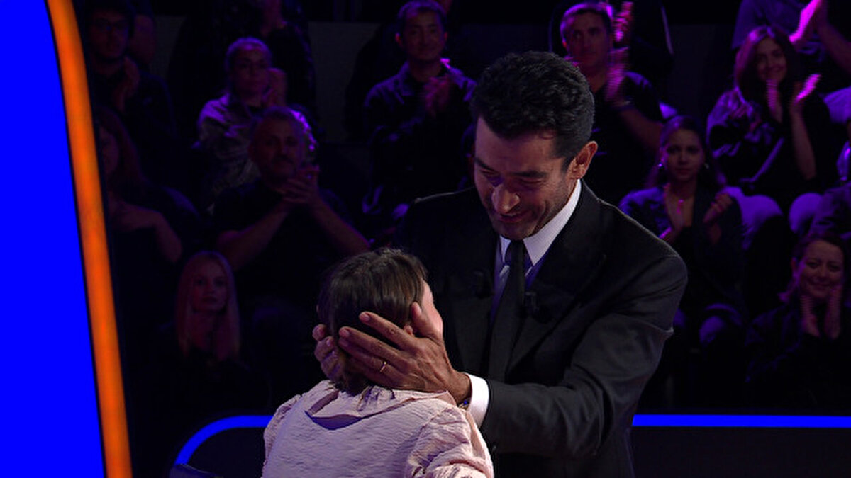 "BEN ACIYI ELİMDE DEĞİL BABAMIN ÜZÜNTÜSÜNDE GÖRDÜM"<br>"İyi ki almışız babam mutlu çünkü. Kolumu gördüğü zaman mutlu oluyor. Her zaman biyonik kolumla tokalaşıyor. Elini öpeceğim zaman da her zaman bu elimi uzatıyor. Kolu kullandığımı gördüğünde falan bana el sallatıyor. Mutluyuz, Allah hepimizin mutluluğunu daim etsin. Ben baba olmadığım için anlayamam ama acıyı elimde değil de babamın üzüntüsünde gördüm. Beni üzün şey elimin olmaması değil babamın üzüntüsüydü. Çünkü ben her şeye alışabilirdim. Her şeyi anlatabiliriz. Başımıza güzel ve kötü şeyler gelebilir. En nihayetinde yaşıyoruz ve şükretmeliyiz. Nefes almanın kıymetini bilmeliyiz. Bazen sevdiklerinizi acısı nefes bile aldıramayabiliyor."<br><br>KENAN İMİRZALIOĞLU GÖZYAŞLARINA BOĞULDU<br>"Sen onun biricik kızısın. Babam ne olursa olsun sana kıyar mı? Baba kız muhabbetinle bizi duygulandırdın. Baban çok üzülmüştür çünkü sen ona yardım etmek için gitmiştin" diyen Kenan İmirzalıoğlu da gözyaşlarına hakim olamadı. Ünlü isim daha sonra "Rabia sen nasıl bir insan çıktın böyle ya" diyerek genç yarışmacıya sarıldı.