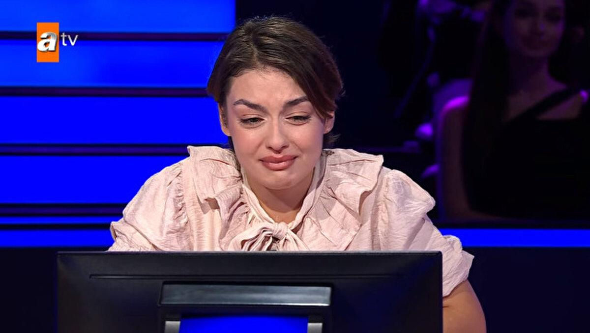 Kim Milyoner Olmak İster'de final sorusuna kadar gelen Rabia Birsen Göğercin, 1 milyon liralık soruyu da doğru cevaplayarak büyük ödülün sahibi oldu. Geçtiğimiz sene esnaf olan babasına yardım ederken kıyma makinesine kaptırdığı eli ampute edilen ve biyonik kol kullanmaya başlayan Göğercin'in babasıyla ilgili söyledikleri sunucu Kenan İmirzalıoğlu'na zor anlar yaşattı.<br><br>