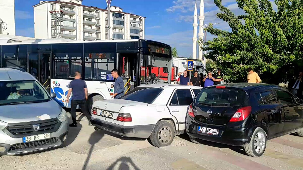 Sürüklenen otomobil de 77 AAS 647 plakalı otomobille çarpıştı. 