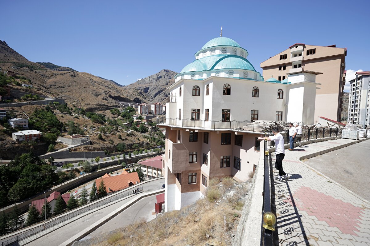 Oltanbey Mahallesi'nde yapımına 2014'te başlanan Mescid-i Aksa Camii, arazi şartlarının elverişsizliği nedeniyle 5 katlı binanın üzerine inşa edildi.<br><br>