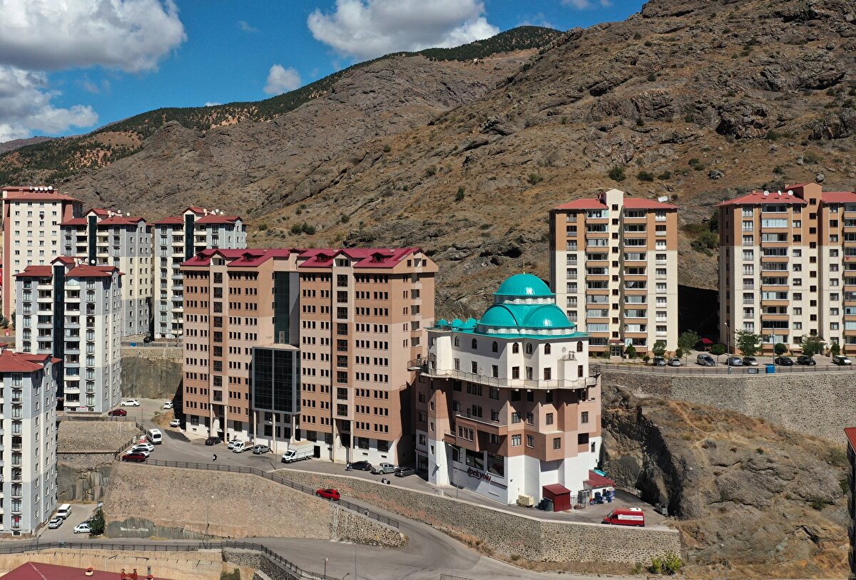 Müezzin Zülküf Köprülü ise caminin bina üzerine yapılmasının yer sıkıntısından kaynaklandığına işaret ederek, şunları söyledi:<br><br>"Gümüşhane şartları belli, yer vardı da biz mi yapmadık? İmkanlar bu kadardı ve yapılabildi. Emeği geçen bütün vatandaşlarımızdan Allah razı olsun. Kalan kısmı da cemaat ve insanlarımızın yardımıyla yapmak istiyoruz."