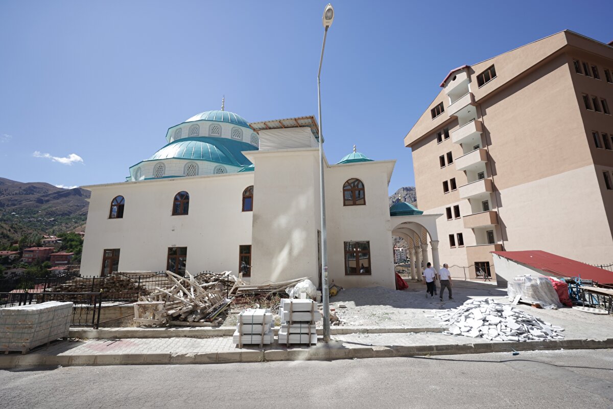 Mescid-i Aksa Camii İmamı Aziz Aydın, arazi şartlarının uygun olmaması ve kot farkı nedeniyle caminin buraya yapıldığını söyledi.<br><br>
