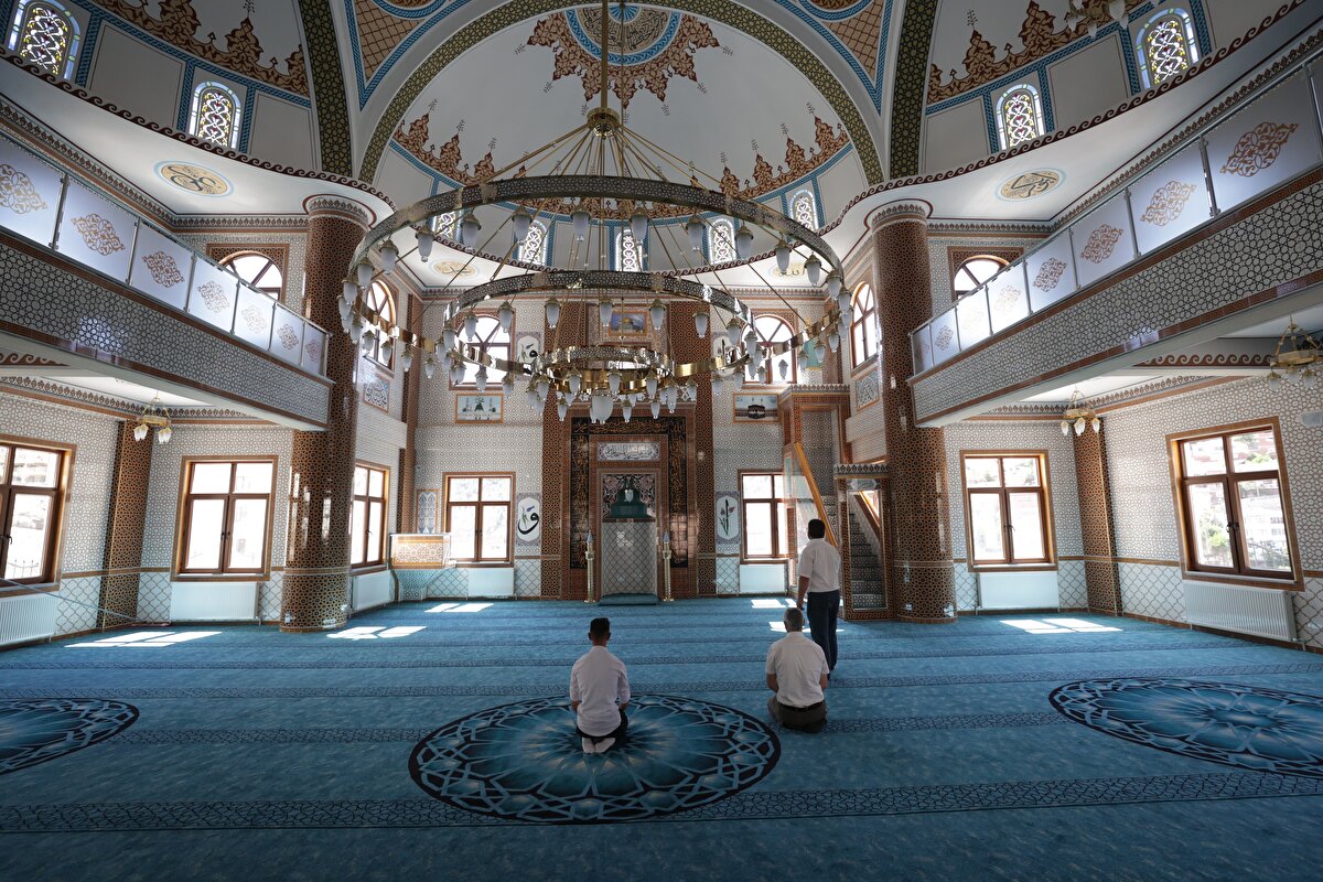 Diğer katlarında market, kafeterya ile Kur'an kursu bulunan bina üzerindeki camiye giriş, merdivenlerin yanı sıra kot farkından dolayı caminin cephesinin bulunduğu yoldan sağlanıyor.<br><br>