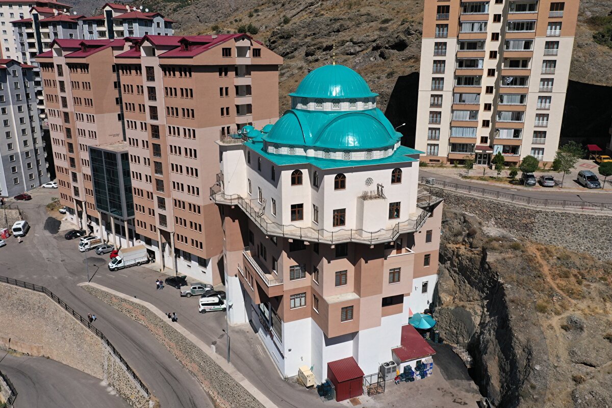Halıları serilen caminin yüzde 95'inin tamamlandığını kaydeden Aydın, "Avlusunun yapımına başlanacak. Camide ayrıca beş vakit ibadet yapılabiliyor. Alt katta yer alan Kur'an kursunda 500 kişilik cemaat yeri bulunuyor. Orada da rahatça ibadetlerimizi yapabiliyoruz." dedi.<br><br>