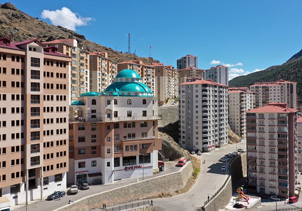 Aydın, 2019'da göreve başladığı camide inşaat çalışmalarında sona gelindiğini belirterek, şöyle devam etti:<br><br>"Binanın diğer katları market, kafeterya, Kur'an kursu olarak tasarlandı. Camimize giriş ana yol üzerinden yapılıyor. Merdiven çıkmadan burada camiye rahatça girebiliyoruz. İnsanlar aşağıdan baktıkları zaman caminin apartman üzerinde olduğunu zannediyorlar ama buraya gelince arkadan birinci katta olduğunu görüyorlar."