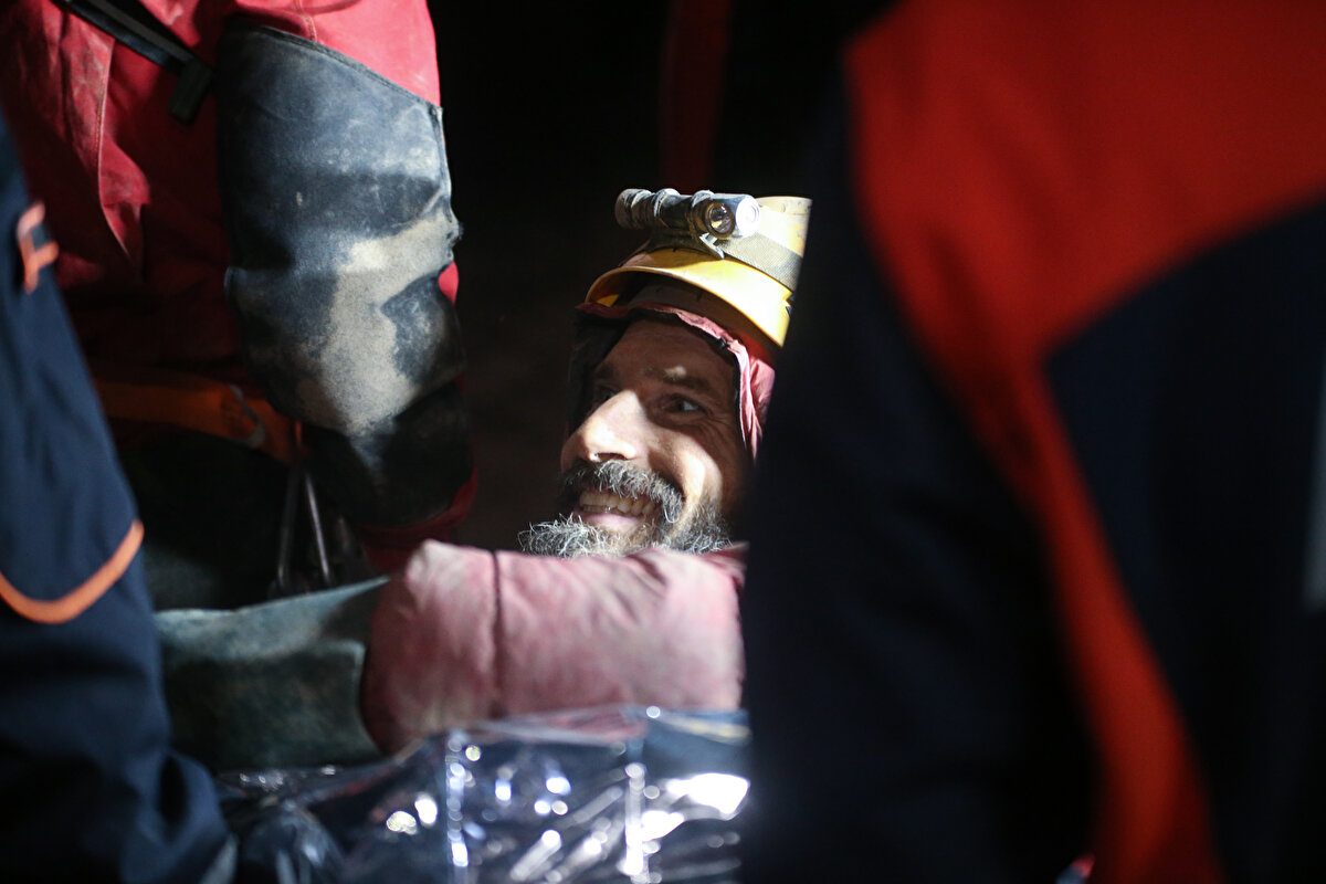 Arama kurtarma uzmanları ve sağlık ekiplerince son olarak 180 metredeki kamp alanına ulaştırılan Dickey, bir süre dinlenmeye alındı.<br><br>