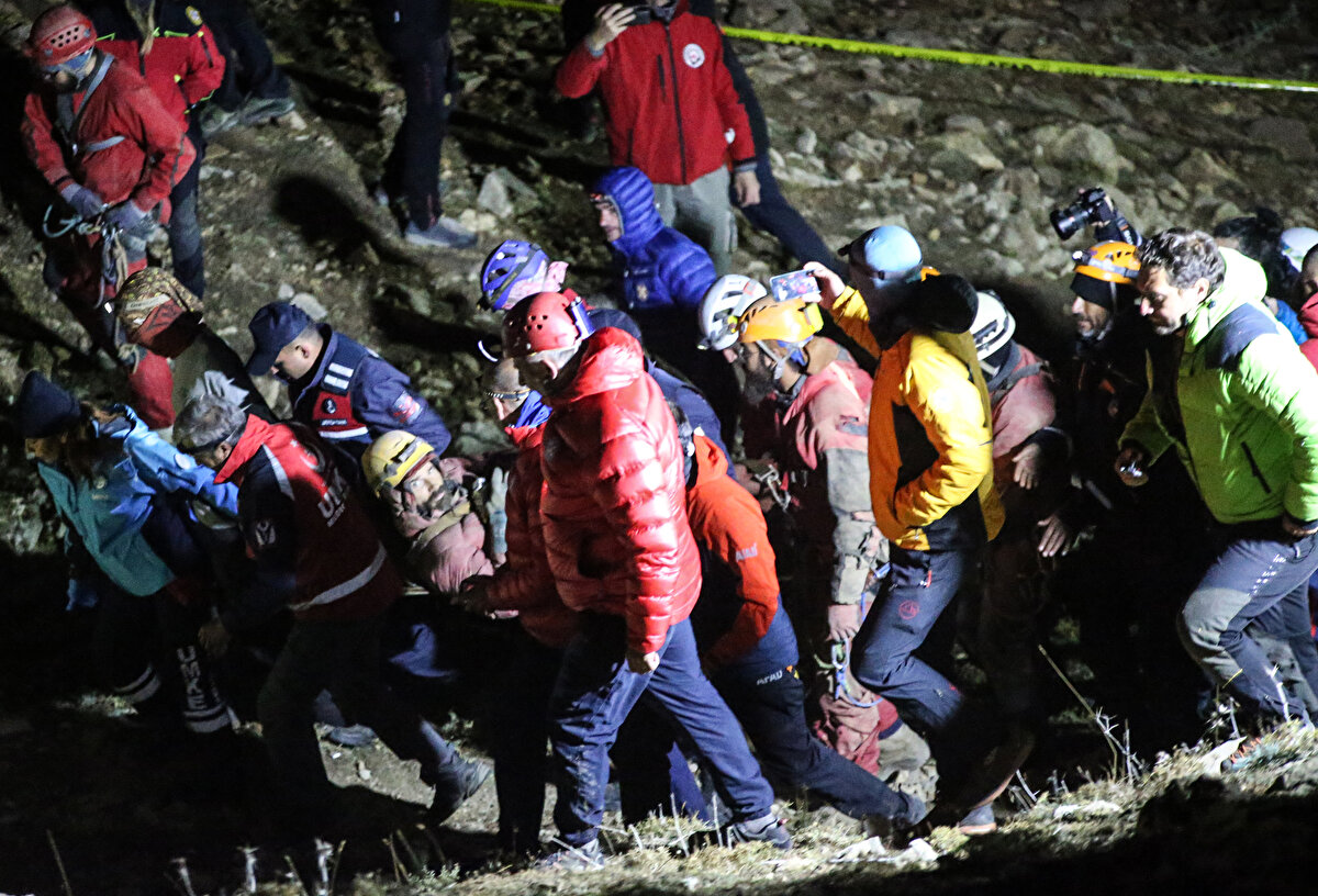 NE OLMUŞTU?<br>Aralarında yabancı mağara bilimcilerin de olduğu 15 kişilik dağcılık grubu, keşif için 3 Eylül'de Morca Mağarası'na inmiş, ekip üyelerinden Dickey'in mide kanaması geçirdiği ihbarı üzerine bölgede çalışma başlatılmıştı.<br><br>