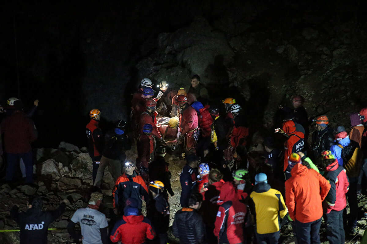 Dickey, mağarada hissettiklerini şu ifadelerle anlattı:<br><br>"Cidden sanki delirmişim gibiydi. 'Bu ciddi mi? Ben ölmeyeceğim.' Biraz kan vardı; bakteriyel, enfeksiyon gibi bir şey. Buna benzer bir şey... Sonra kan kusmaya başlıyorum. Kan kusmaya devam ettim ve sonra bilincimi tutmak zorlaşmaya başladı ve sanki yaşamayacakmışım gibi bir noktaya ulaştım."<br><br>Dickey, daha sonra bölgede hazır bekleyen helikoptere alınarak tedavisi için Mersin Şehir Eğitim ve Araştırma Hastanesi'ne sevk edildi.