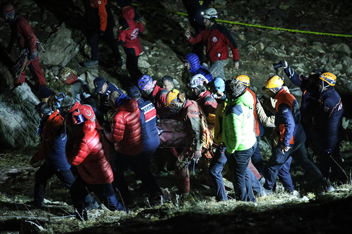 AFAD Arama Kurtarma Daire Başkanı Recep Şalcı, operasyonun medikal ayağını ve ilk saatlerini şu sözlerle anlattı:<br><br>"Bu bir mağara araştırmacısı yani bu alanda profesyonel biri. Sürekli mağaralara girip çıkan ve araştıran biri. Hatta mağara kurtarma operasyonlarında da ileri düzeyde eğitimli biri. Bir mağara araştırması sırasında mide kanaması geçirmesi nedeniyle orada kalıyor. Çok kan kaybetmesi yüzünden halsiz düşüyor. Bize bilgi ulaşınca ilk yaptığımız iş, bu alanda bilgili bir doktoru ve medikal personeli oraya hastanın yanına göndermek oldu. Helikopterle kan ve serum takviyesi yapıldı. Buradan kendi başına çıkamazdı. Sedyeyle de çok zordu. İlk amacımız sağlık durumunu kontrol altına almaktı. Bunda da başarılı olduk. 3 günde 4 ünite kan, 4 ünite serum verdik durumunu stabil hale getirdik. Burada kayıp ya da kaza olmadığı için hemen tahliyesini gerçekleştirmeye çalışsaydık Mark’ı kaybederdik. Onun için tedavisini 1040 metrede yaptık. Sağlıklı bir insan o noktaya 12 saatte giriyor, 16 saatte çıkıyor. Zor bir yer. Buraya iletişim ve iniş hatları döşendi, kan serum hepsi sağlandı ve tedavisi başladı. Bu süreç kazazedeyi bulunduğu yerde tedavi etmek üzerineydi. Başarılı olduk."