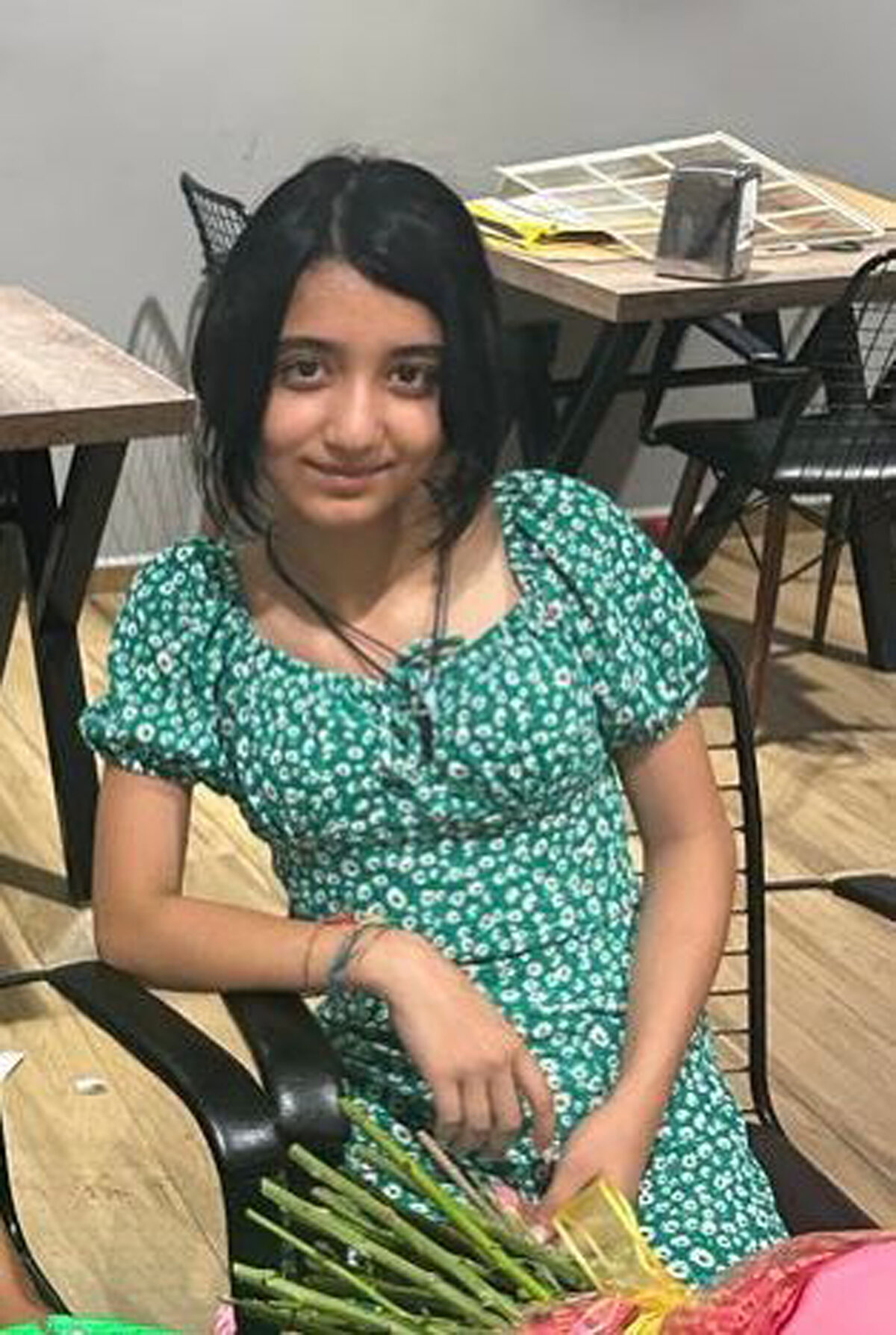 Kaza yerinde dün 100'e yakın motosikletin olduğuna dikkati çeken Erol, Orada motosikletli bir grubun toplantısı varmış. Oradakilerin şov yapması, 14-17 yaşlarındaki gençleri bizden alması demek. Başka bir şey değil. Oradakilerin çoğu yarışıyormuş. Yeğenim ve Helin ise oradan geçerek yollarına devam edeceklermiş. Diğer erkek arkadaş motosikletin önünü kaldırarak gelmiş, bizim çocukların olduğu noktada tekeri yere değince kafa kafaya çarpışmışlar. Yarış yaptıkları yok. Yolun kapalı olduğuna dair bir ibare de yoktu. Toprak döküp, duba dikmişler. Biz olay yerine giderken de 2 motosikletli kaza yaptı ama Allah'tan bir şey olmadı diye konuştu.<br><br>