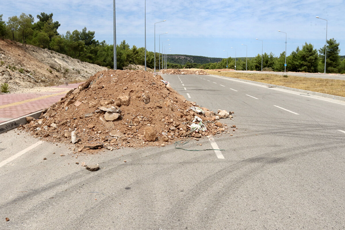 Kazanın meydana geldiği ve 'trafiğe kapalıdır' ibaresinin bulunmadığı caddede, daha önce de kazalar yaşandığı öğrenildi. Kazanın ardından yolun belirli noktalarına Kepez Belediyesi tarafından toprak döküldüğü görüldü.<br><br>
