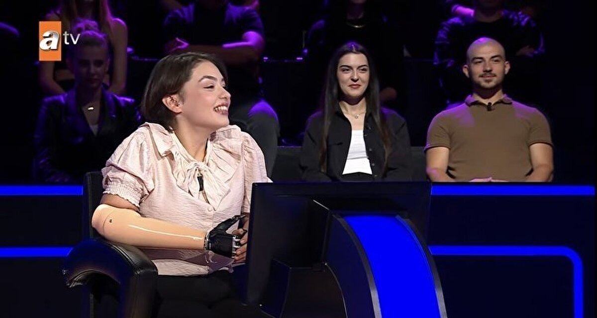 Sağ eli ampütasyon geçirdikten sonra biyonik eliyle yaşamını sürdüren Rabia, kazandığı para ile estetik el yaptırmak istediğini söyledi. Rabia, "Sol elimin ölçüsünü aldılar. Silikondan sağ elimi birebir aynı şekilde sol elim gibi yapacaklar.<br>