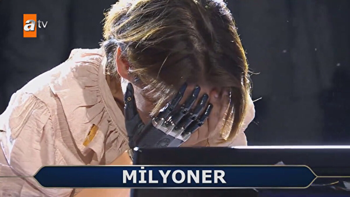 Evet hareket ettiremeyeceğim ama sağ elim tıpkı eskisi gibi olacak" dedi. Raiba ayrıca, kazandığı para ile eliyle ilgili geçirdiği kazadar sonra kaldırıldığı hastanede tanıştığı oda arkadaşına yardım etmeyi düşündüğünü söyleyerek "O kız arkadaşımın iki bacağı ampüte olmuş.<br>