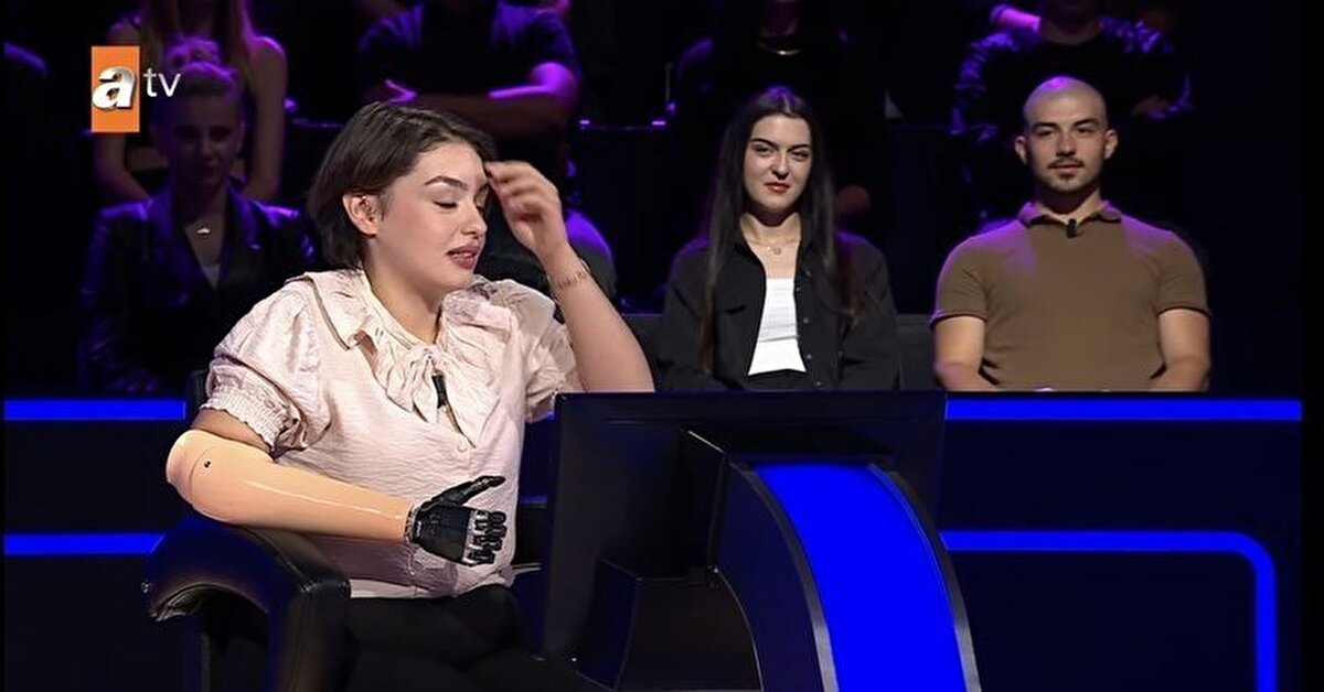 RABİA'YI ALNINDAN ÖPTÜ<br><br>Yarışmanın sunucusu Kenan İmirzalıoğlu, Rabia'yı başarısından dolayı alnından öptü. Rabia ise, "Beni hiç tanımayan insanlar bile bana inandı. Bu beni çok mutlu etti" diyerek, duygularını paylaştı.