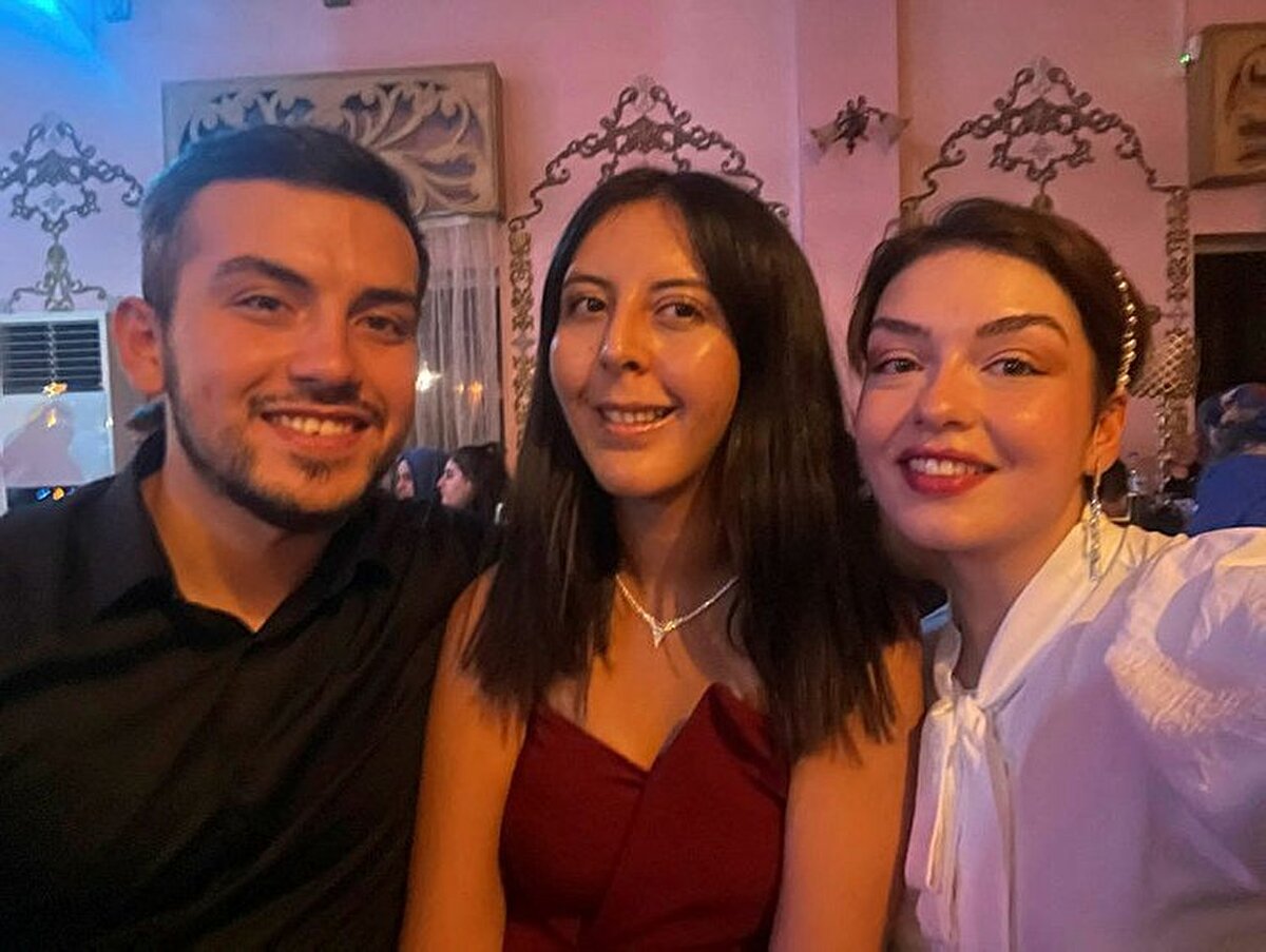 Ara sıra köyümüzü ziyaret eder, biz de köy halkı, muhtarı olarak bu başarısından dolayı çok mutlu olduk. Başarılarının devamını diliyoruz" ifadelerini kullandı.Pınarbaşı Mahallesi'nde yaşayan Rabia'nın yengesi Aysun Göğercin de yeğeninin başarısından duyduğu sevinci ifade ederken kendisiyle gurur duyduklarını belirtti.<br><br><br>