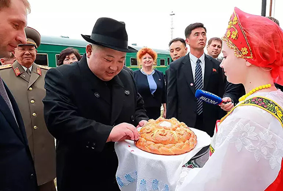 MOSKOVA'DAN WASHINGTON'A REST<br>Kremlin sözcüsü Dmitry Peskov, liderlerin önümüzdeki günlerde bir araya geleceğini söyleyip aylardır Kuzey Kore'yi uyaran ABD'ye rest çekti. Washington'ın uyarılarıyla ilgilenmediklerini belirten Peskov, Rusya'nın önceliğinin iki ülkenin çıkarları olduğunu vurgulayıp liderlerin ABD'nin dile getirdiği uyarıları reddettiğinin altını çizdi.<br><br>ABD: PUTİN ELİNDE ŞAPKASIYLA YALVARIYOR<br>Kim'in Rusya ziyaretini neredeyse bir hafta önce dünyaya duyuran ABD tarafı ise, Putin'in elinde şapkasıyla Kim Jong-un'dan askeri yardım dilenmek üzere Rusya'nın en uç noktasına seyahat ettiğini ifade ediyor.